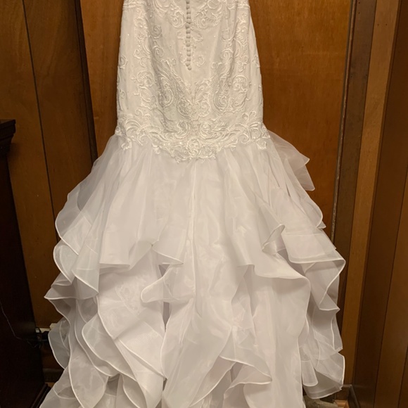 Wedding dress - Picture 2 of 8